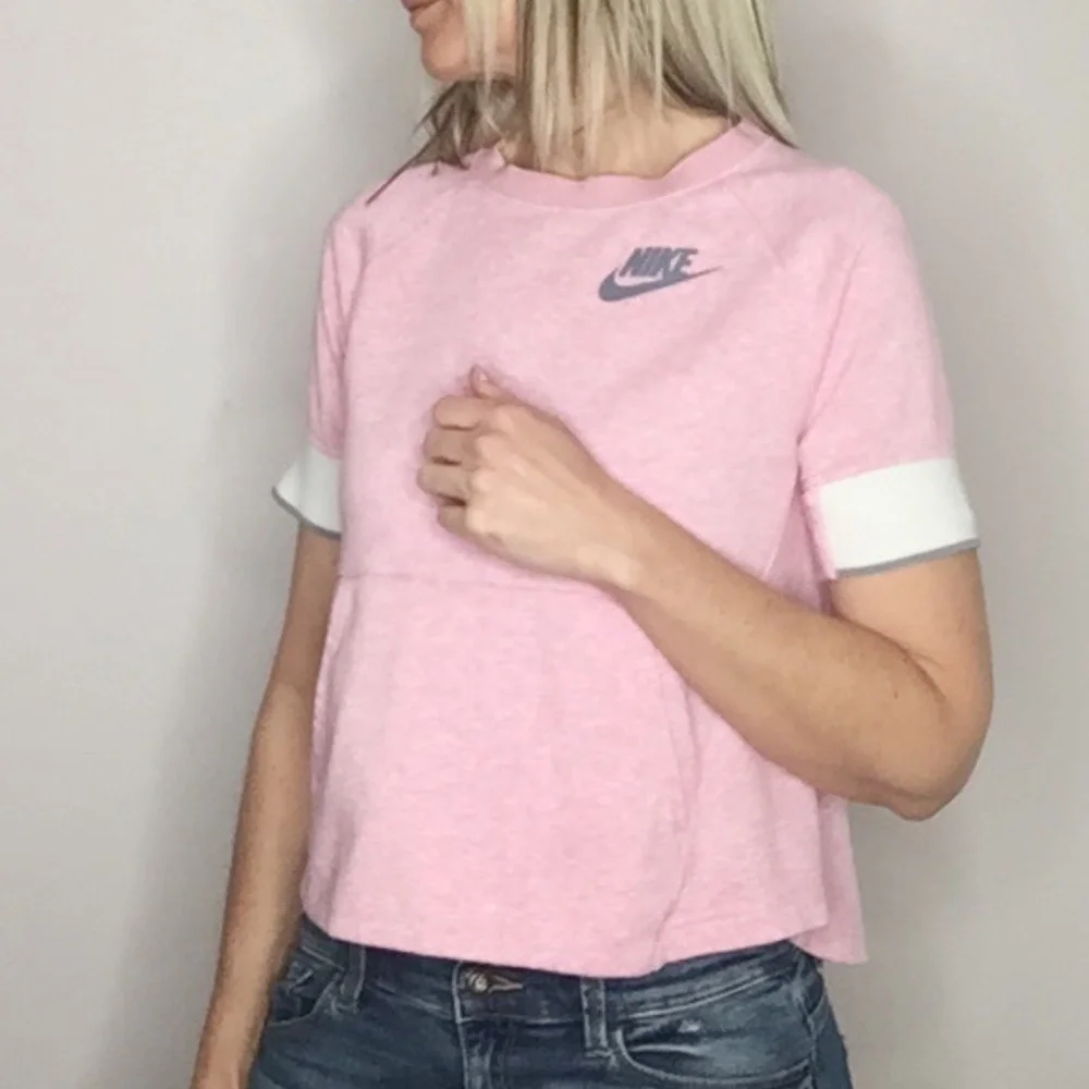 NIKE | Short sleeve sweatshirt with pockets